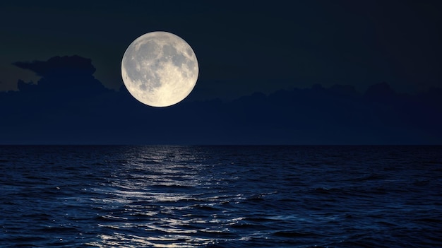 Foto una luna llena que se levanta sobre un cuerpo de agua