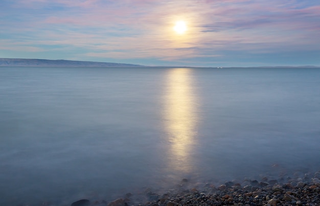 Luna llena sobre el lago de la montaña