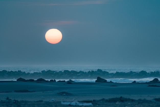 Luna llena sobre el mar al anochecer