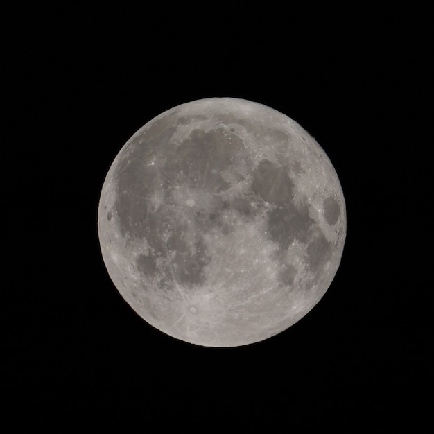 Luna llena vista con un telescopio