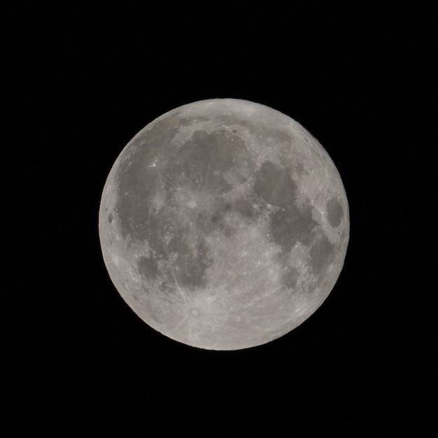 Luna llena vista con telescopio