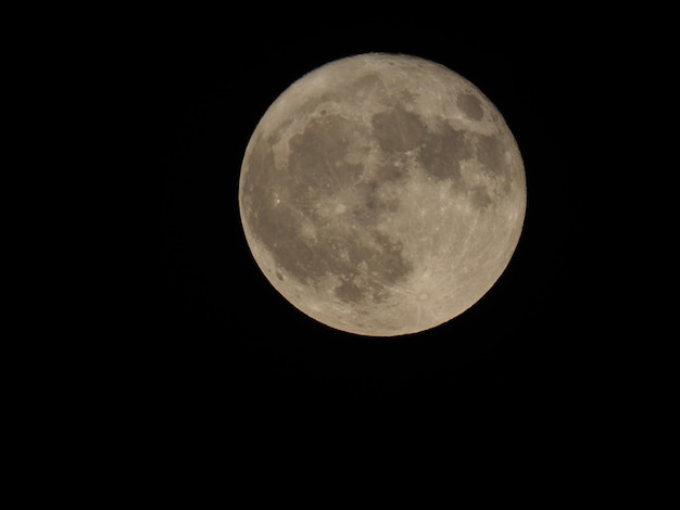 La luna llena vista con el telescopio