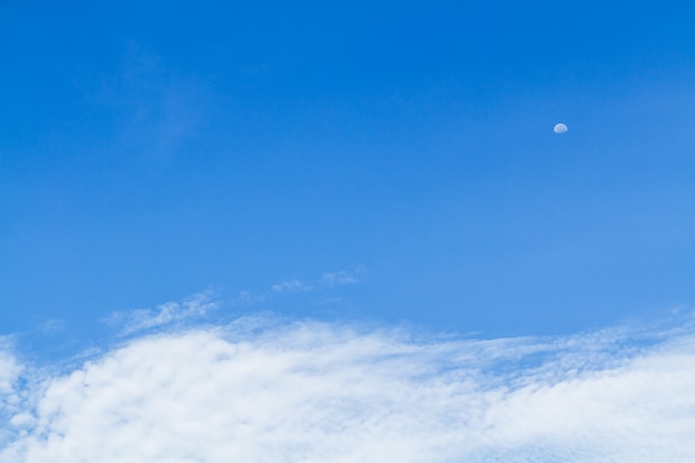 Foto luna a la luz del día