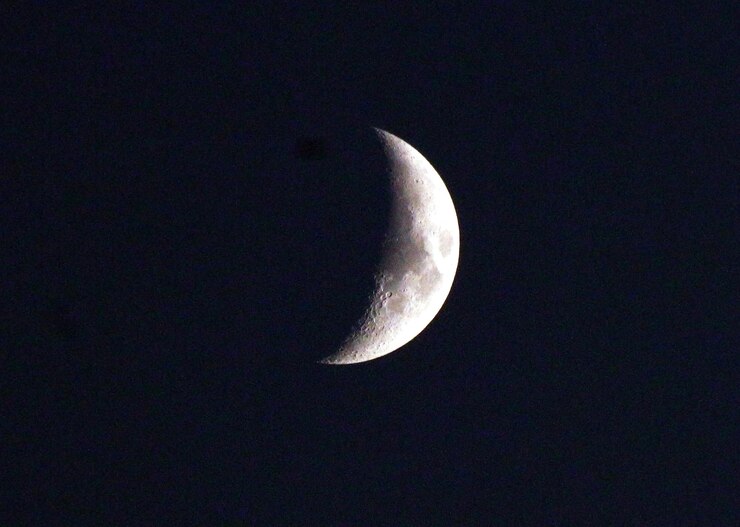 La luna mitad cubierta por la sombra en el cielo negro