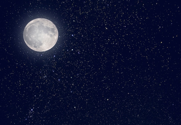 Luna de noche y cielo oscuro con universo de estrellas como fondo