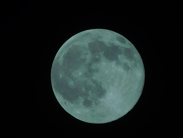 Foto luna en una noche oscura
