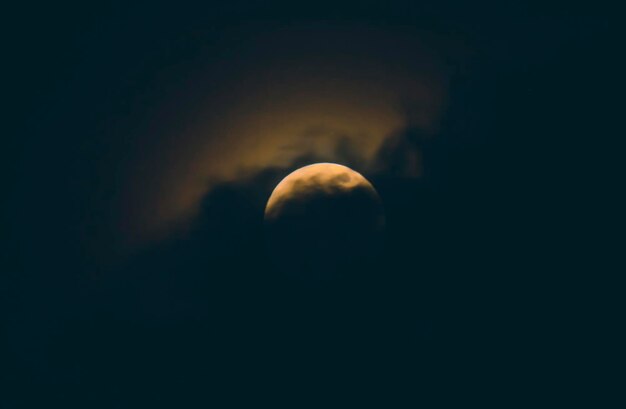 La luna en la noche