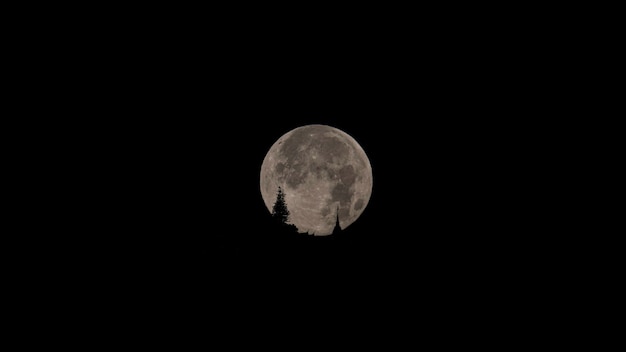 Luna nublada puesta en Doi Suthep