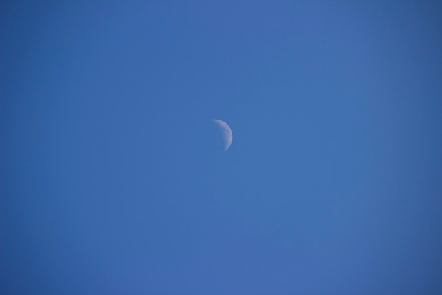 Luna nueva en el cielo azul