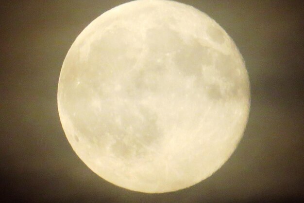 Foto la luna en la oscuridad