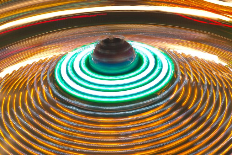 Foto luna park luces en movimiento sobre fondo negro de noche