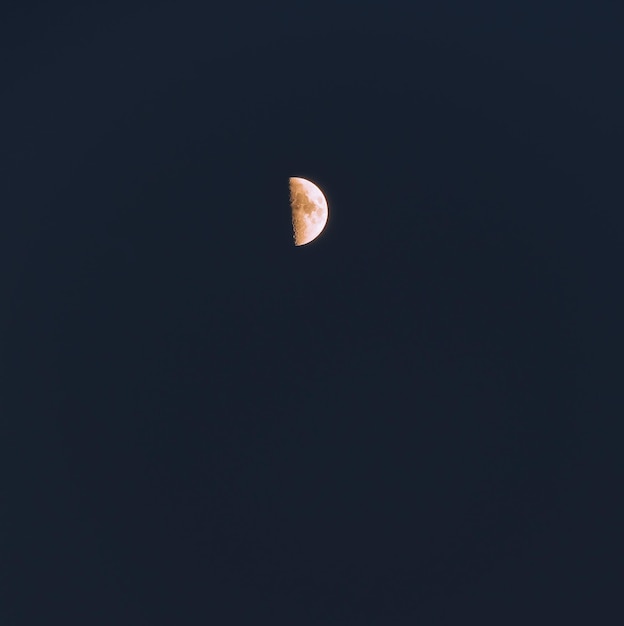 Foto la luna desde un paso de montaña cerca de grazalema cádiz españa