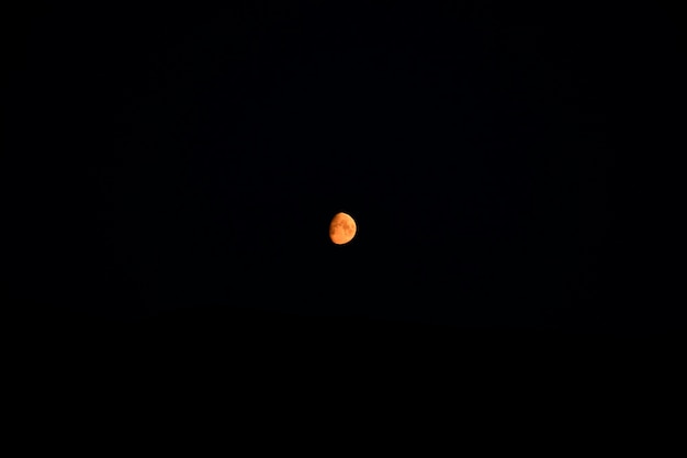 Luna roja en un cielo nocturno