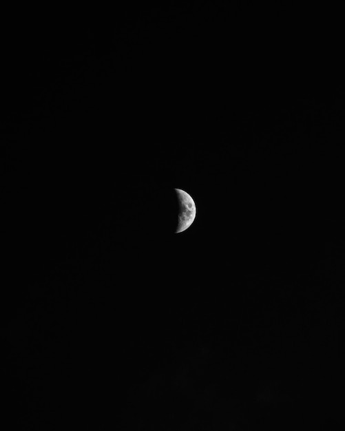 Luna sobre fundo negro