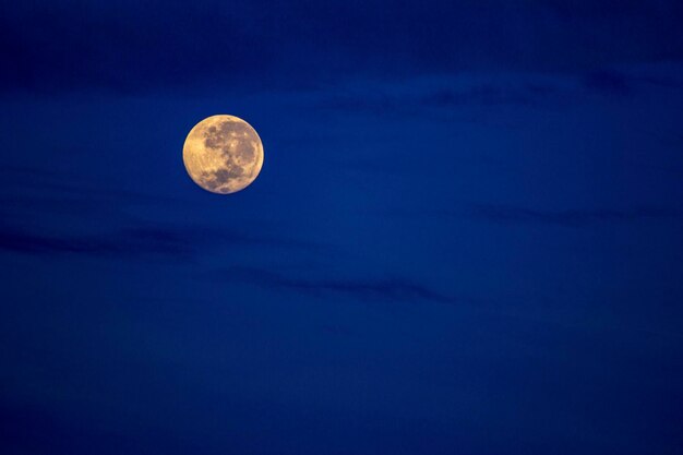 Foto la luna sola