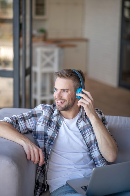 Lunc break. Un hombre escuchando música mientras se toma un descanso.