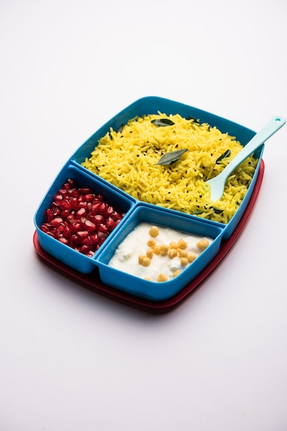 Lunch Box o Tiffin para niños indios, contiene arroz con limón, nahi-boondi y granada o Anar. enfoque selectivo