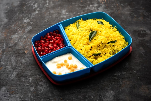 Lunch Box o Tiffin para niños indios, contiene arroz con limón, nahi-boondi y granada o Anar. enfoque selectivo