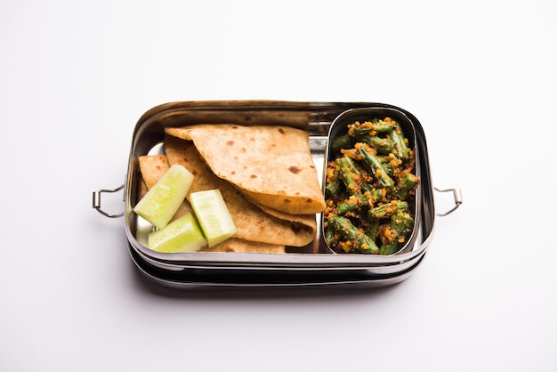 Lunch Box o Tiffin para niños indios, incluye frijoles sabzi de verduras con roti o chapati, enfoque selectivo