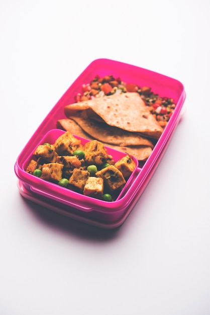 Lunch Box ou Tiffin para crianças indianas, Hot Paneer sabzi quente com roti ou chapati, acompanhado de couve