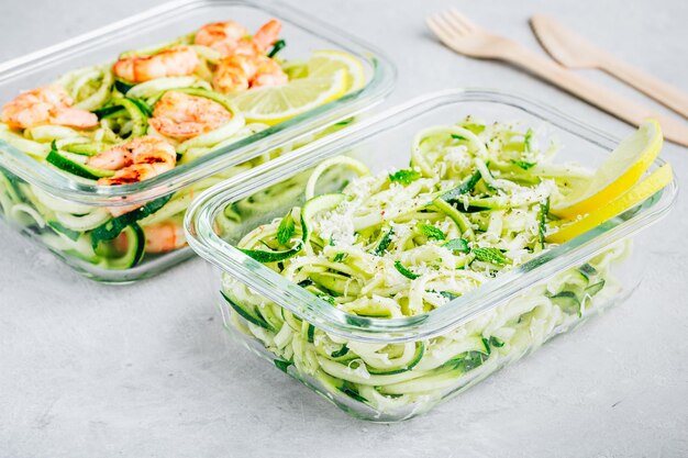 Lunchbox-Behälter für die Zubereitung von Mahlzeiten Spiralisierte Zucchini-Nudelnudeln mit Minzzitrone und Parmesan