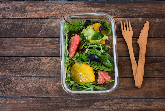 Lunchbox mit gesundem veganem Grapefruit-Orangen-Kräuter-Salat