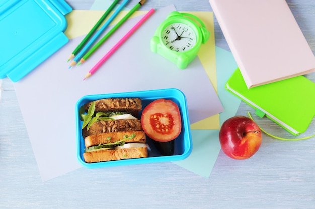 Lunchbox mit Müslibrot-Sandwich mit Käse, Bio-Gemüse und Micro-Greens-Apfel