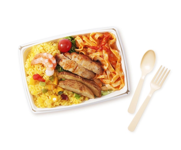 Lunchpaket mit Plastiklöffel und Gabel