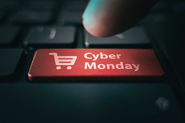 El lunes cibernético y el símbolo del carrito de la compra en el teclado del portátil Compras en línea con descuento Día de venta en la tienda en línea