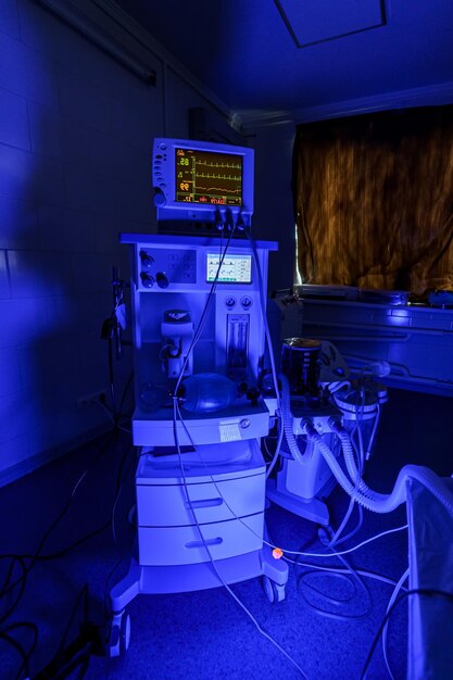 Lungenbeatmungsgeräte im Operationssaal des Krankenhauses Leben retten