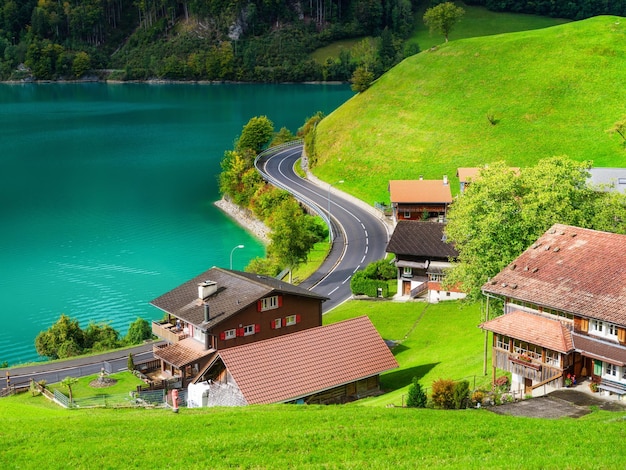 Lungern Kanton Obwalden Schweiz Ein Blick auf ländliche Häuser in einer grünen Wiese Ein See in einem Bergtal Ein beliebtes Reiseziel
