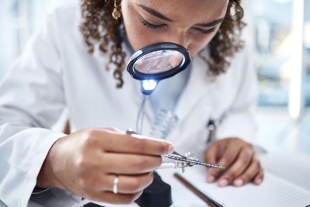 Foto lupa de ciencia y mujer con microchip para inspección, reparación y mantenimiento en laboratorio técnico de investigación informática e ingeniero que trabaja en procesador de hardware tecnológico y placa base