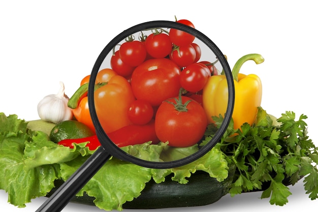 Lupa clásica para explorar las verduras. Detección de envenenamiento