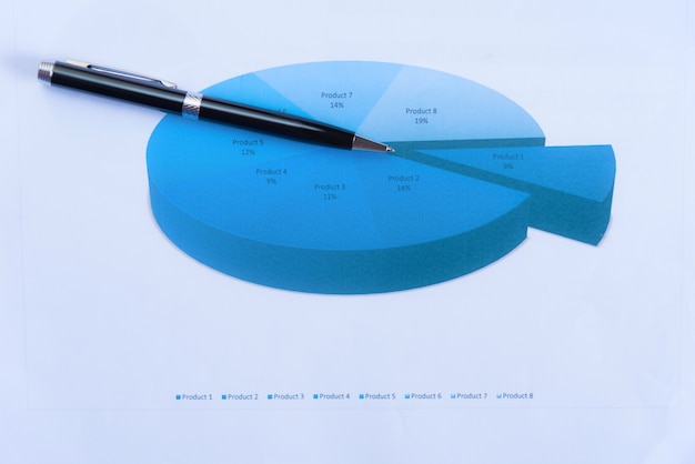 Lupa com gráfico de papel. Conceitos de análise