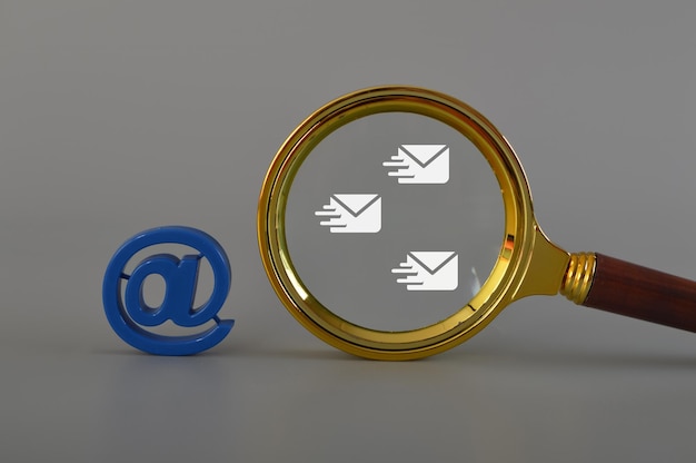 Lupa com símbolos de envelope e e-mail