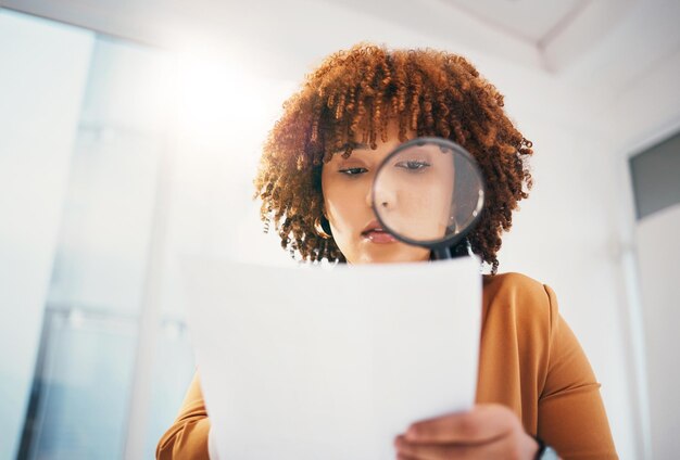 Foto lupa de mulher negra e escritório para pesquisa em documentos de especialista em rh ou foco para recrutamento gerente de recursos humanos e inspeção de papel para oportunidade de contratação e trabalho para futuro funcionário