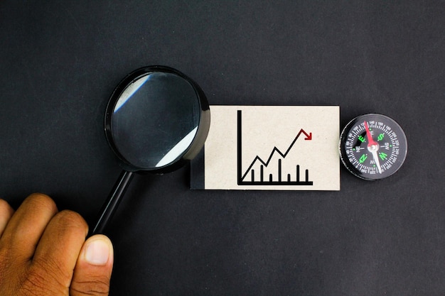 lupa e bússola com gráfico de inflação o conceito de inflação no investimento