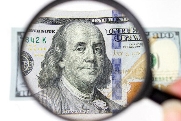 Lupa em notas de dólar Finanças e negócios Autenticação de notas de cem dólares