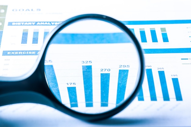 Lupa y gráfico de crecimiento empresarial.