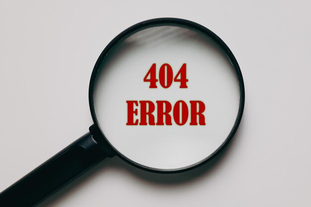 Lupa inspecionando erro 404 em fundo branco