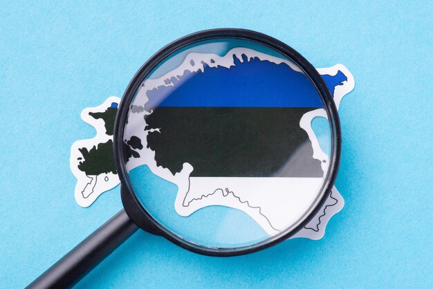 Foto lupa en el mapa de estonia concepto de cartografía