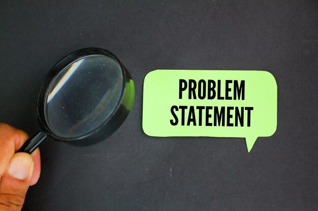 Con una lupa y papel de colores con la palabra declaración del problema
