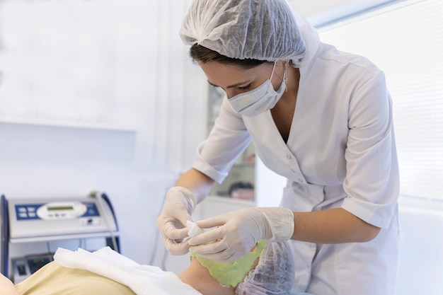 Lupa para exame de pele por dermatologista no contexto do paciente com