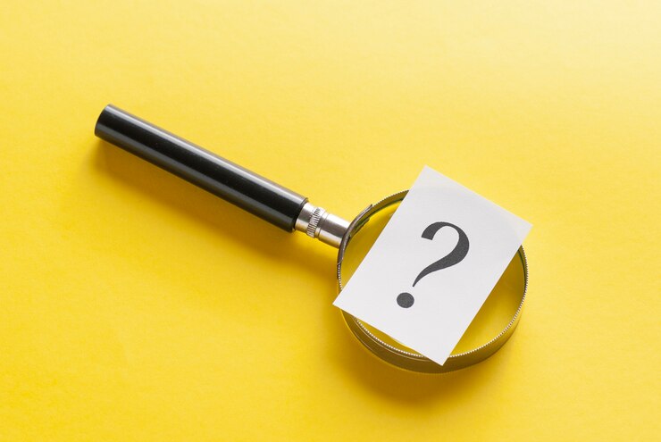 Foto lupa con signo de interrogación en amarillo