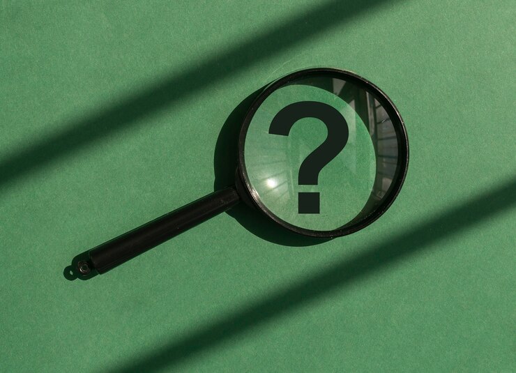 Foto lupa con signo de interrogación en el interior sobre fondo verde concepto de análisis estudio hallazgo ans ...