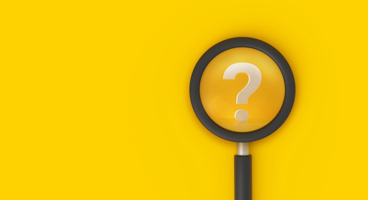Foto lupa con signo de pregunta en fondo amarillo búsqueda pregunta respuesta problema o concepto de solución de negocios