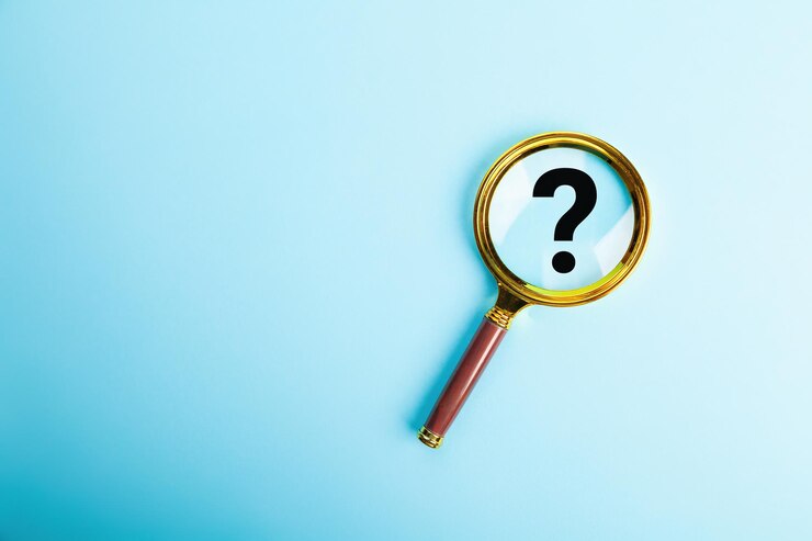 Foto lupa con símbolo de interrogación sobre fondo azul el concepto de idea creativa e innov