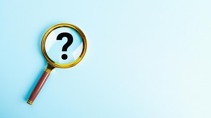 Foto lupa con símbolo de interrogación sobre fondo azul t