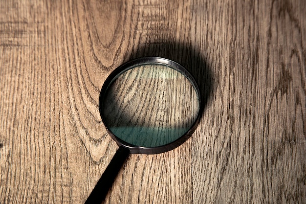 lupa sobre el fondo de madera