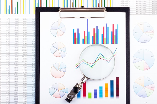 Lupa sobre gráficos de negócios